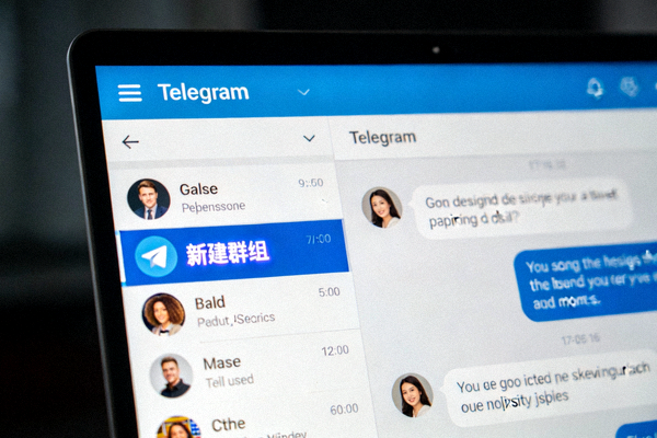 Telegram 电脑版主界面截图，高亮显示左上角菜单按钮和‘新建群组’选项